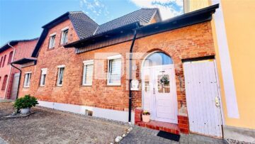 Solides Ein- bis Zweifamilienhaus mit großer Terrasse, Nebengebäude und opulenten Gartenbereich, 19399 Goldberg , Meckl, Einfamilienhaus